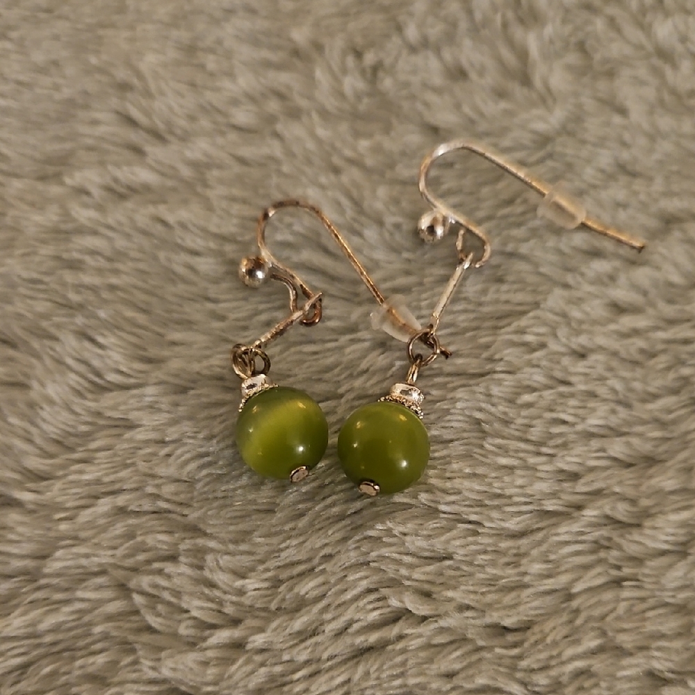 Elegant Green Drop Earrings.  LOW $4.99 SHIPPING.